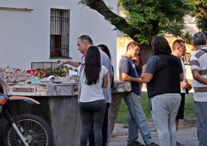El personal policial de civil alrededor del contenedor donde descartaron el arma El personal policial de civil alrededor del contenedor donde descartaron el arma