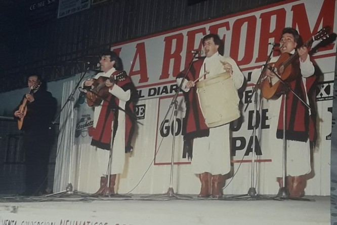 Con el bombo, Carlitos “Chuña” Albín Con el bombo, Carlitos “Chuña” Albín