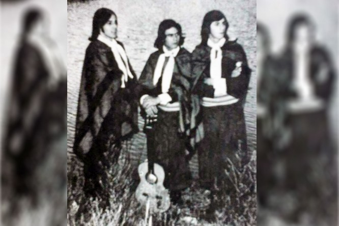 Edgardo Hernandez, Nestor Iglesias y Carlos Albín los fundadores de "Las voces del Chañar" Edgardo Hernandez, Nestor Iglesias y Carlos Albín los fundadores de "Las voces del Chañar"
