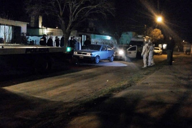 La policía y peritos trabajando sobre el vehículo que terminó retenido La policía y peritos trabajando sobre el vehículo que terminó retenido