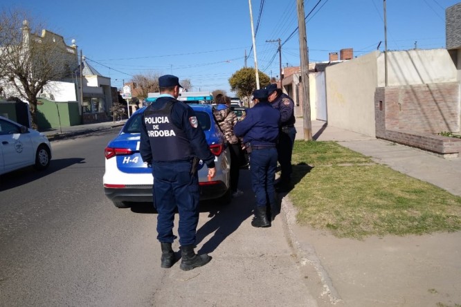momento en que detienen a una mujer en Río Cuarto momento en que detienen a una mujer en Río Cuarto