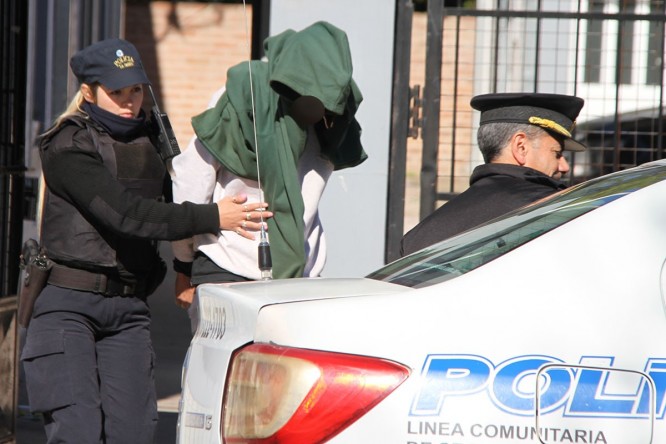 Momento en que la policía detiene a la presunta agresora Momento en que la policía detiene a la presunta agresora
