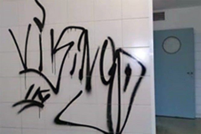 Vecino indignado por pintada en el baño de la terminal - InfoPico.com