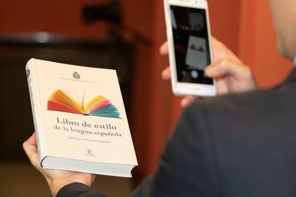 La Real Academia Española no aceptará el “todos y todas”, el “todes” ni tampoco el “tod@s”