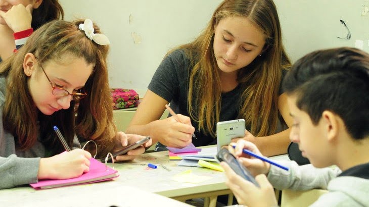 Una joven entrerriana de 15 años es “superdotada” y la Justicia le dio por aprobado el Secundario: Ya cursa en la Universidad