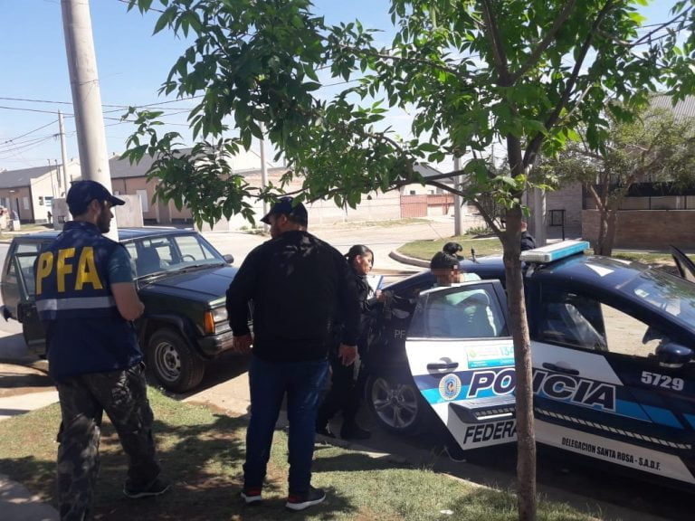 Allanamientos en La Pampa: Detuvieron a una mujer y secuestraron dinero, droga y celulares