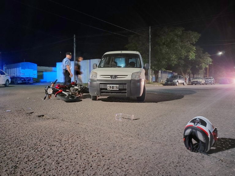 Un joven motociclista quedó inconsciente tras chocar fuertemente con un utilitario