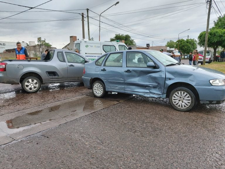 Hospitalizan una mujer tras un choque entre auto y camioneta