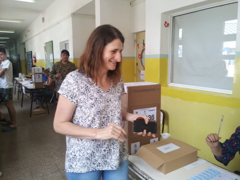 Marina Vanini votó y se refirió a la situación económica: “Creo que se vienen tiempos muy complicados”