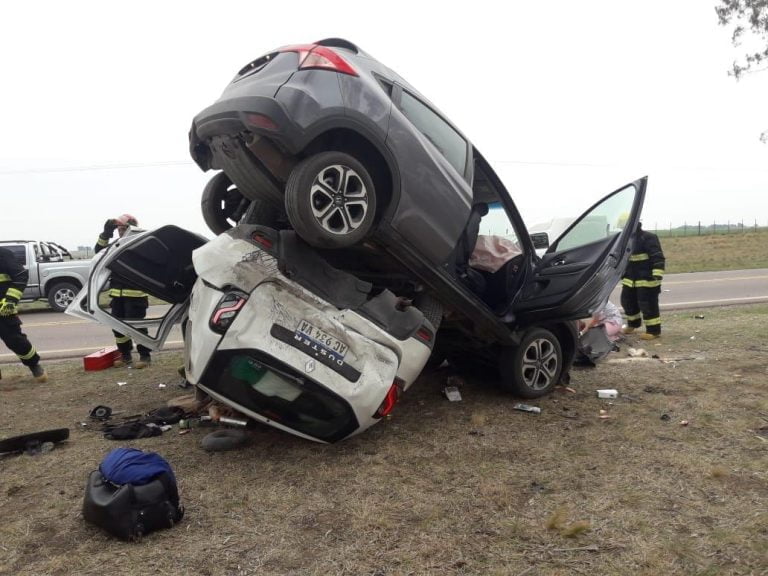 Una camioneta quedó arriba de otra en un impresionante siniestro en el cruce de Ánguil