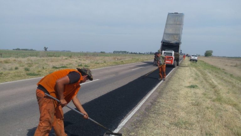 Continúan los trabajos de microaglomerado en la Ruta Provincial N° 7