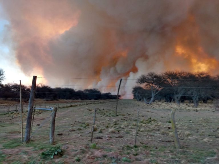 Cortan la ruta 35 como consecuencia del humo del incendio en la zona de Quehué