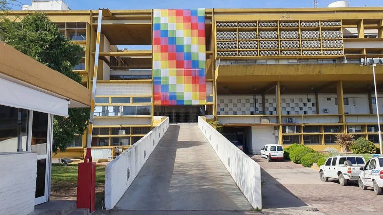 Una bandera multicolor gigante fue colocada en homenaje a los Pueblos Originarios en la casa de gobierno