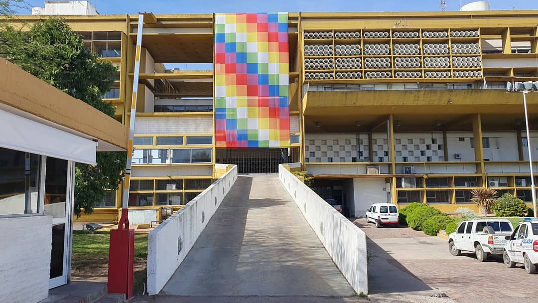 Una bandera multicolor gigante fue colocada en homenaje a los Pueblos Originarios en la casa de gobierno