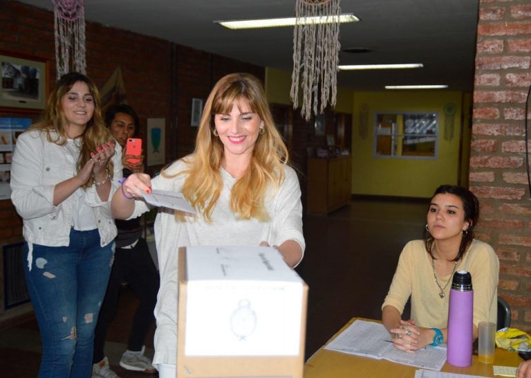 La candidata Carmina Besga votó en Rancul y aseguró: “Nunca más al neoliberalismo”