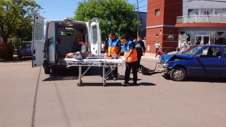 Fuerte choque entre un auto y una camioneta deja una persona lesionada