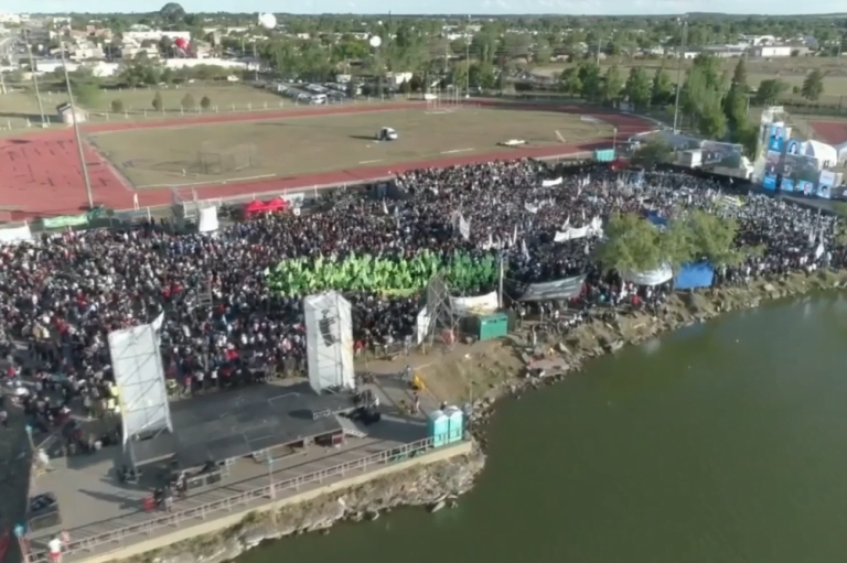 EN VIVO: Una multitud en el acto de la Lealtad con Verna, Cristina y Alberto Fernández