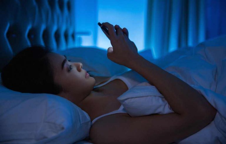 ¿Por qué es perjudicial mirar el celular antes de dormir?