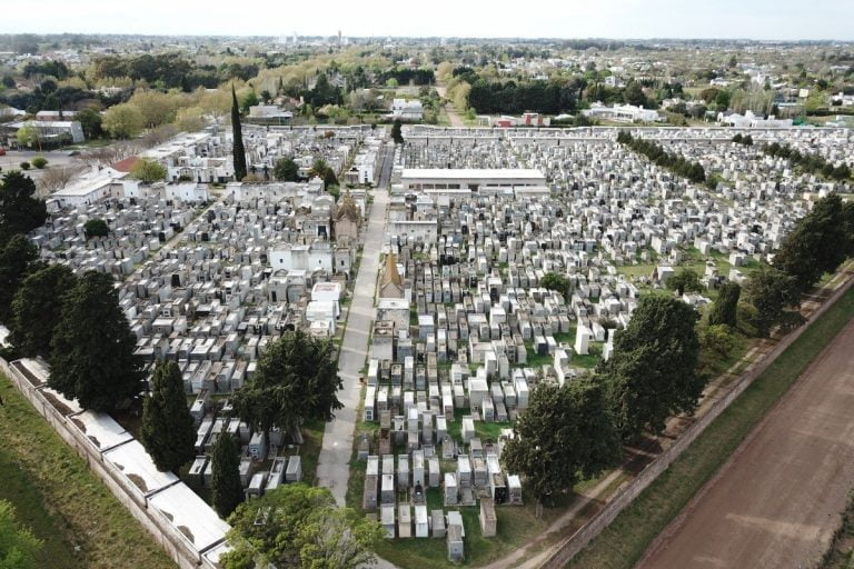 El cementerio amplía sus horarios de apertura