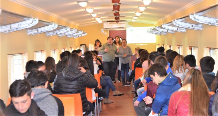 Alumnos del Chapeaurouge y Escuela Normal Mixta en una charla sobre la importancia del Ferrocarril