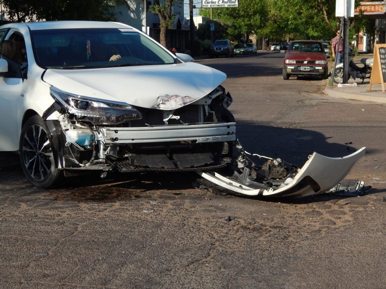 Fuerte choque entre un auto y una camioneta en calle 10 y 15