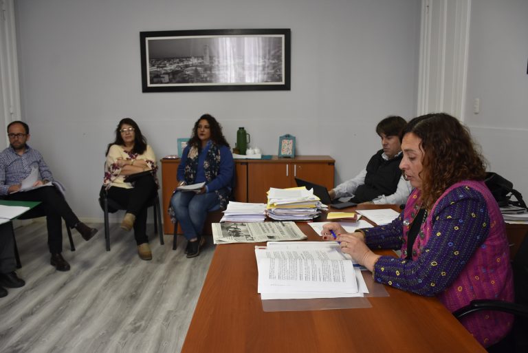 El Ejecutivo local y representantes gremiales analizan, corrigen y buscan “aggiornar” el estatuto municipal