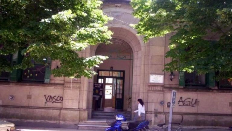 Una maestra fue atacada por el padre de un alumno y sufrió un ACV en Buenos Aires