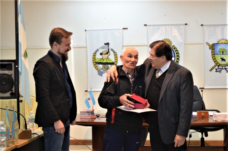 El deportista Félix Martín recibió un emotivo reconocimiento por su trayectoria