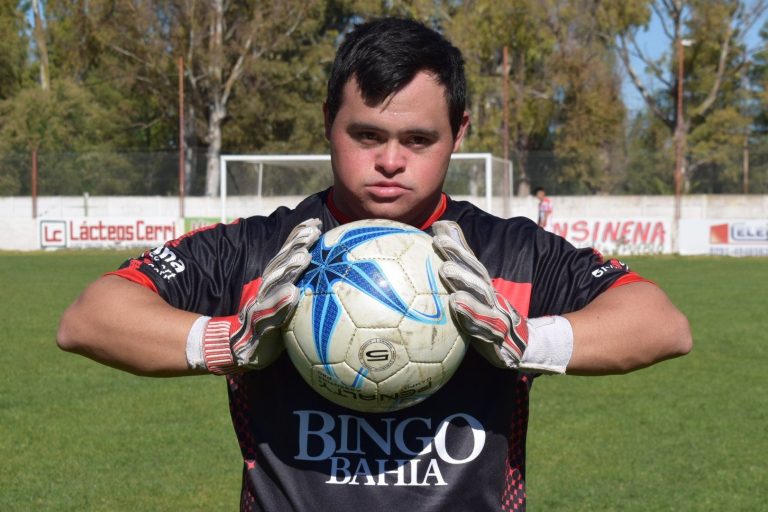 El emotivo debut de un arquero con síndrome de down: atajó un penal y metió un gol