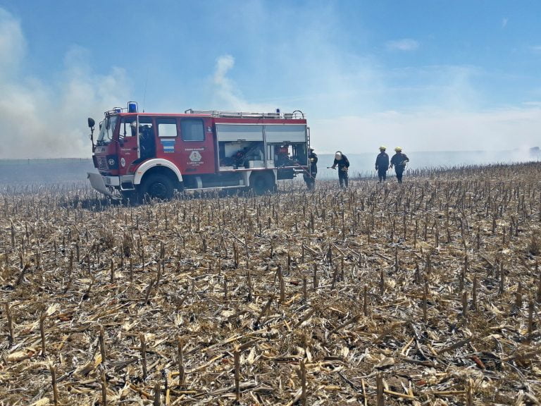 Tres dotaciones de bomberos trabajaron para apagar un incendio de rastrojo de maíz