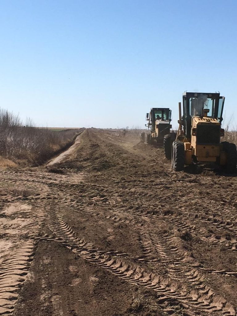 Reparan caminos vecinales en el sector norte de General Pico