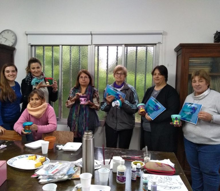Culminó con éxito el primer “Seminario de macetas pintadas”, de Mel González Fuch