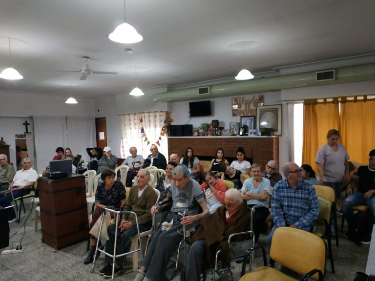 Estudiantes de la Universidad de La Pampa organizaron un ciclo de cine en el Hogar de Ancianos Don Bosco