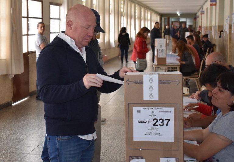 Mac Allister votó en Santa Rosa pero no quiso hacer declaraciones a la prensa