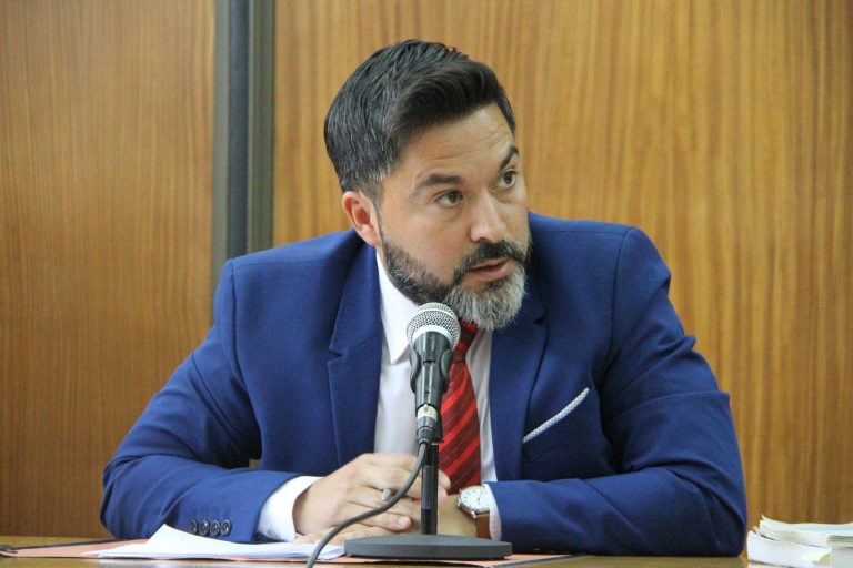 Seis meses de prisión en suspenso por “violación de domicilio y desobediencia judicial”