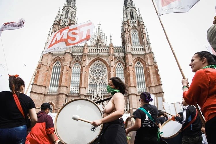 Encuentro Nacional de Mujeres: Hubo “tetazo” frente a la Catedral de La Plata por la separación de la Iglesia del Estado