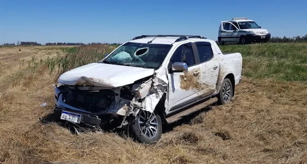 Pampeanos accidentados en ruta nacional 188 al chocar con un animal