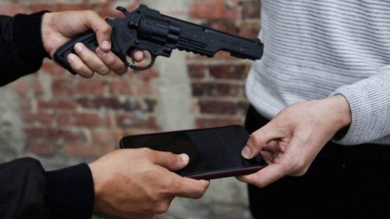 A punta de pistola le robó el celular a un estudiante y lo detuvieron