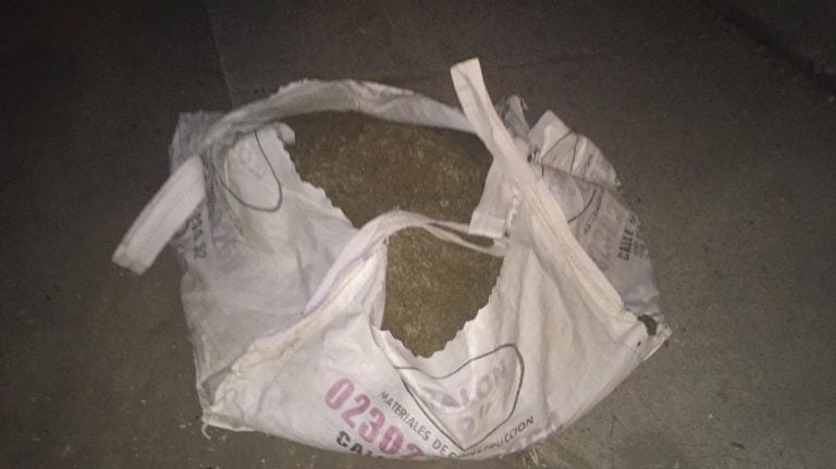 Lo agarraron infraganti cuando se llevaba arena de la obra que se lleva a cabo en la Escuela 64