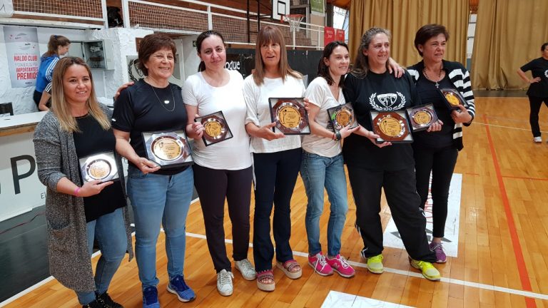 Torneo de Cesto por el Centenario de Pico FBC: Entregaron plaquetas de reconocimiento a jugadoras históricas del club