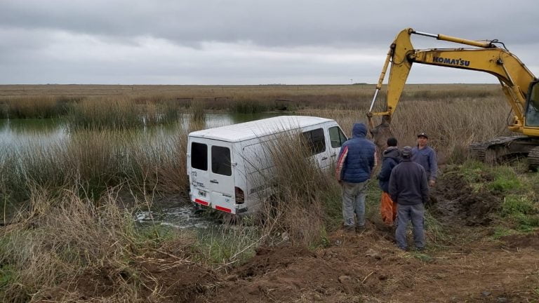 Un transportista piquense se despistó y cayó a un pantano a 15 kilómetros de América: Un grupo de personas ayudó a sacar la camioneta con una retroexcavadora