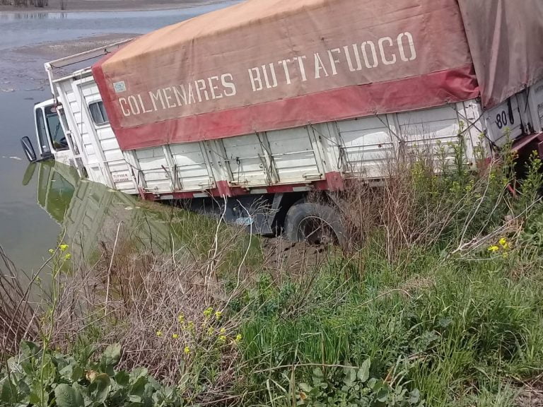 Un camión se despistó y terminó adentro de un zanjón
