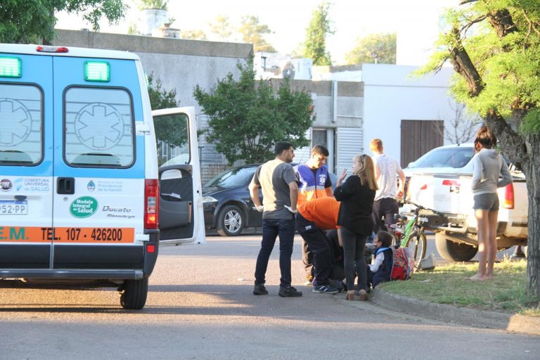 Un auto y una bicicleta protagonistas de un choque en calle 38 esquina 9: Dos menores fueron hospitalizados en compañía de su madre