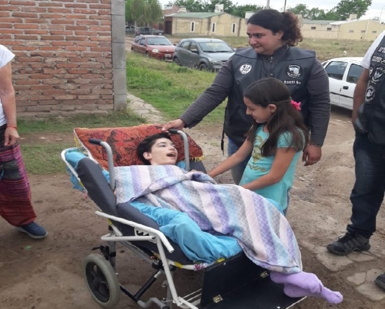 Gran gesto en el Día de la Madre: Una pequeña de Realicó recibió una silla adaptada que fue arreglada por motoqueros pampeanos