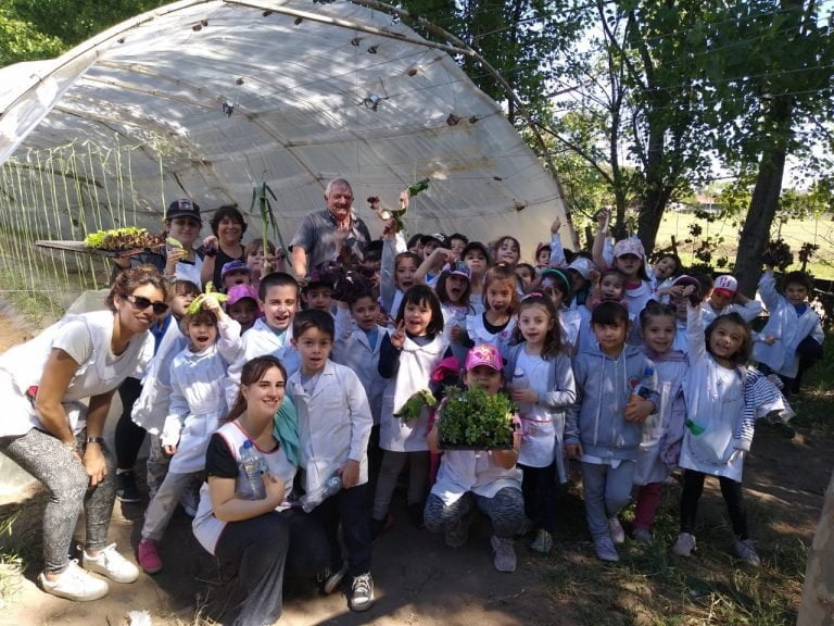 Alumnos de primer grado de la Escuela Nuestra Señora de Luján visitaron la Huerta Comunitaria