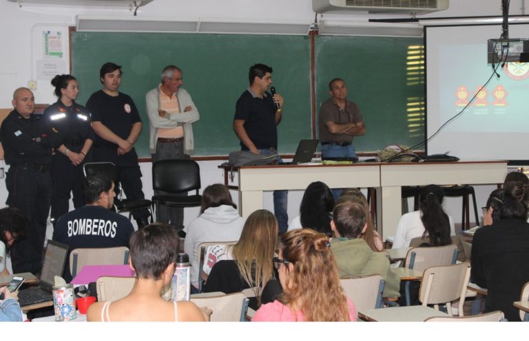 Bomberos Voluntarios brindaron una importante charla a estudiantes de la Facultad de Ciencias Humanas