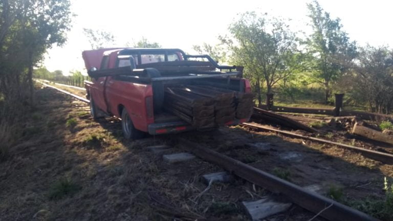 Fue sorprendido infraganti cuando sustraía durmientes de las vías