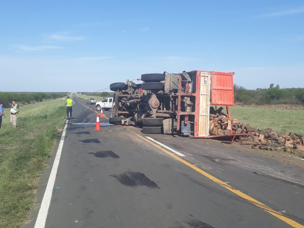 Volcó un camión cargado con leña entre Rucanelo y Conhelo