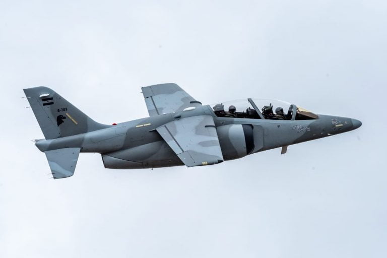 La impresionante pasada de los aviones Pampa de la fuerza aérea por él cielo piquense dieron comienzo al segundo día del festival aéreo