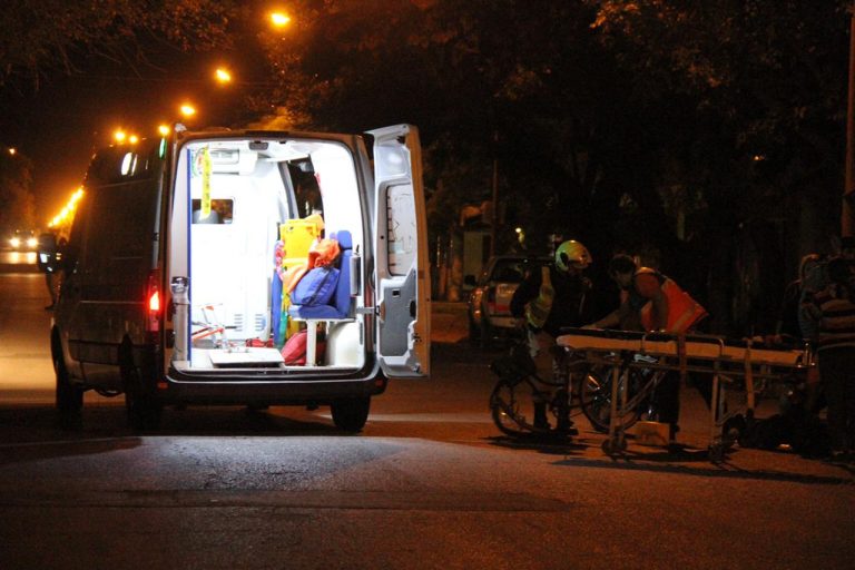 Dos jóvenes a bordo de una moto chocaron contra columna de alumbrado en la calle 7 y 48